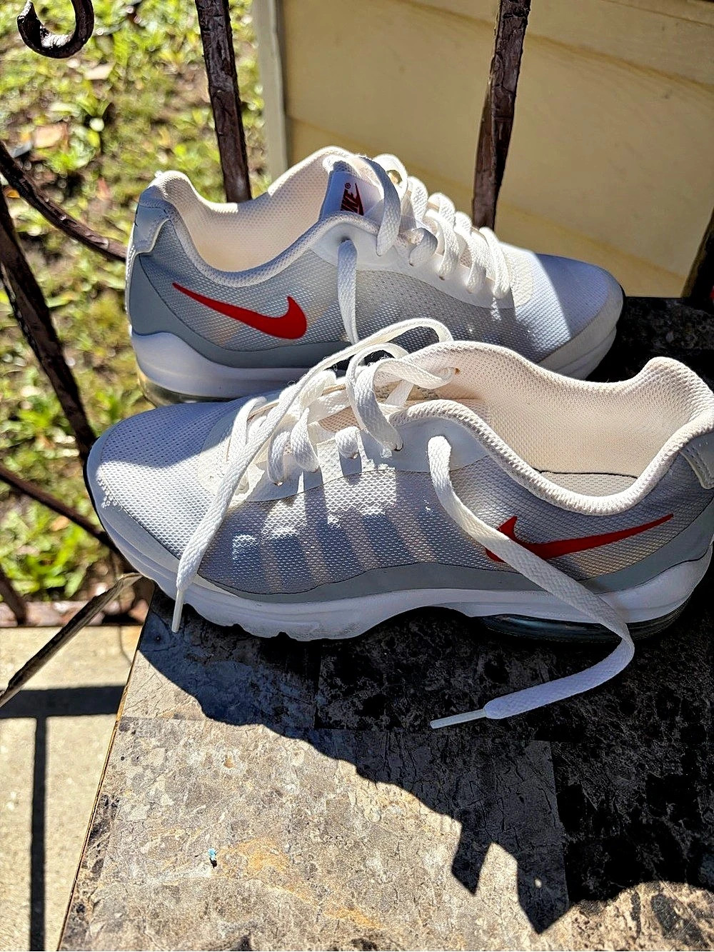 Nike Air Max Invigor GS Women's Athletic Shoes US 5Y White & Gray